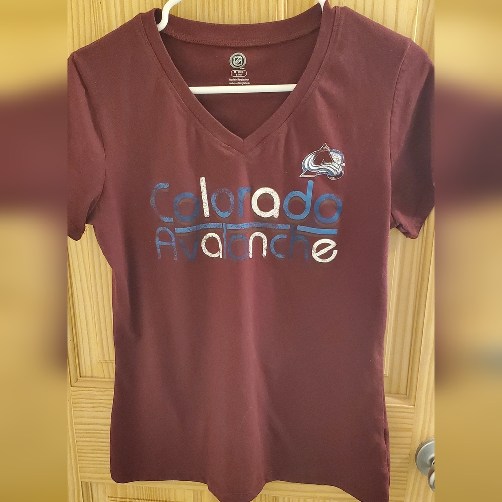 *2/$15* Like New Maroon Colorado Avalanche V Neck Fitted T Shirt